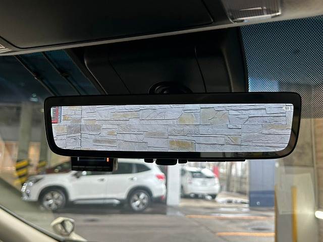 【デジタルインナーミラー】を搭載しております。車両後方のカメラ映像をミラー面に映し出すので、車内の状況や、天候などに影響されずいつでもクリアな後方視界が得られます。
