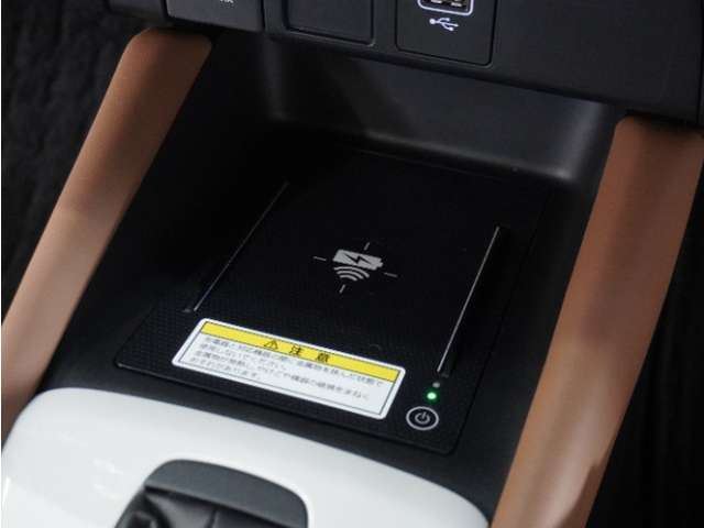 ◆ワイヤレス充電器◆ワイヤレス充電規格Qiに適合した機器を充電エリアに置くことで使用できます。