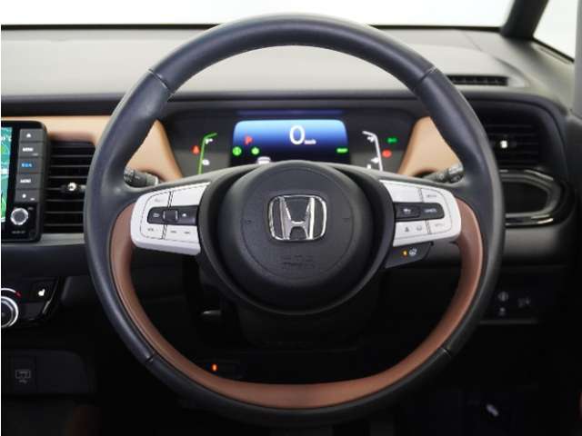 【Honda SENSING】 カメラ等装置で精度の高い検知能力を発揮、安全運転を支援します。ステアリング上のコントローラーに注目！