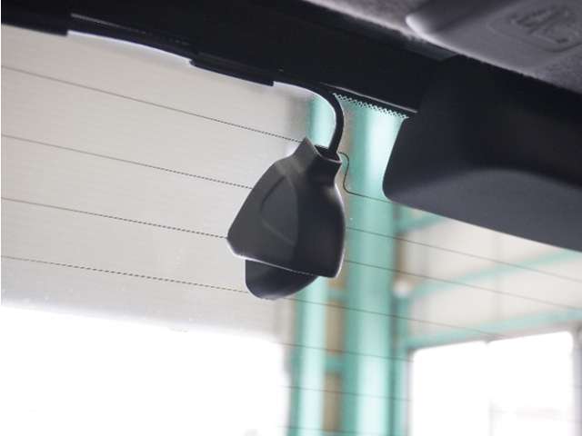 この車にはリアにもドライブレコーダーを装備しております◆映像・音声などを記録する自動車用の装置です。　もしもの事故の際の記録はもちろん、旅行の際の思い出としてドライブの映像を楽しむことができます。