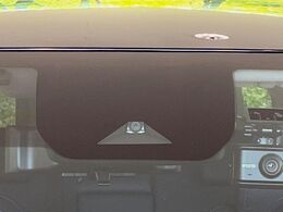 【エマージェンシーブレーキ】走行中に前方の車両等を認識し、衝突しそうな時は警報とブレーキで衝突回避と被害軽減をアシスト。より安全にドライブをお楽しみいただけます。