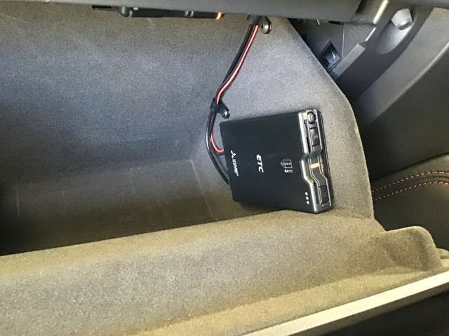 ETCが装着されています。再セットアップ後高速道路の料金所をノンストップで通過できて大変便利です。