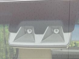 【スマートアシスト】走行中に前方の車両等を認識し、衝突しそうな時は警報とブレーキで衝突回避と被害軽減をアシスト。より安全にドライブをお楽しみいただけます。