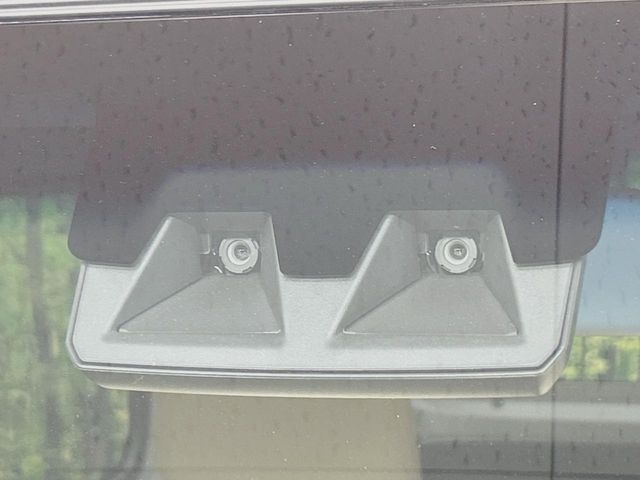 【スマートアシスト】走行中に前方の車両等を認識し、衝突しそうな時は警報とブレーキで衝突回避と被害軽減をアシスト。より安全にドライブをお楽しみいただけます。