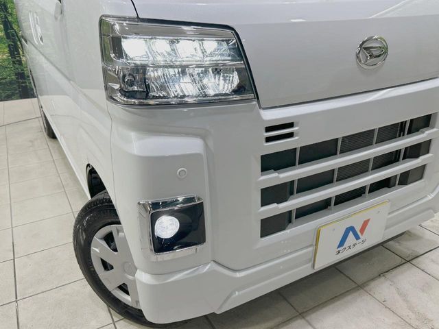 【LEDヘッドライト】悪天候や夜間走行時も良好な視界を確保し安心して運転できる高輝度LEDヘッドライトを装備！点灯速度が早く、消費電力も抑えられています。