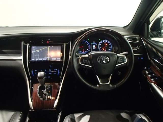 スタイリッシュなデザインのインパネ。各操作スイッチは使いやすい位置に配置されてます。