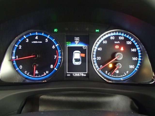 とっても見やすいメーターです。夜間時はラグジュアリーな気分にさせてくれる照明が魅力ですので、夜のドライブも楽しみになりますよ♪