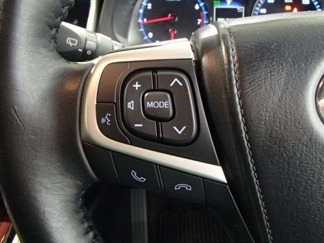 ステアリングスイッチ付き。前方から目を離すことなく操作することが可能です。