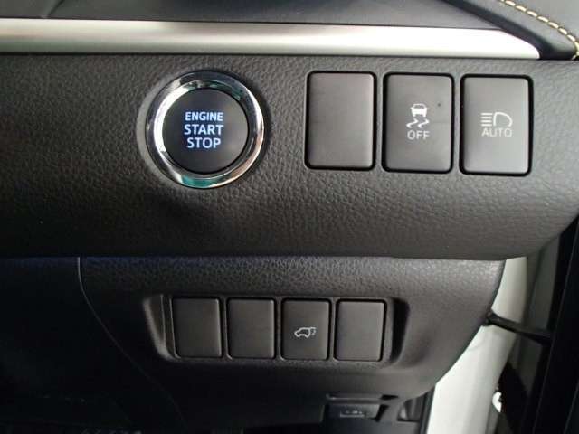 スマートキーを携帯していればキーを取り出さずにドアを施錠＆解錠。クルマの始動も可能です。