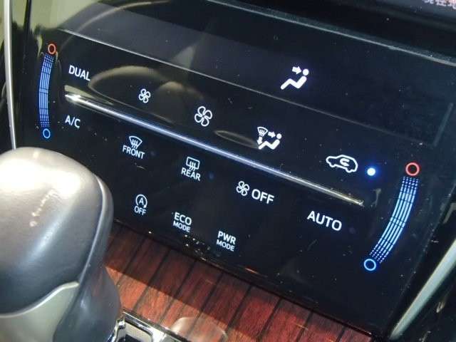 左右独立温度コントロールフルオートエアコンです。運転席、助手席それぞれで独立して温度設定ができます。冷え性の方が乗っても安心ですね♪