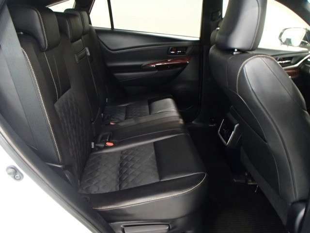 ゆとりある広々とした車内空間は、ドライブを始め買い物やレジャーなど、幅広く活躍します。一人でもみんなとでもお出かけを楽しみましょう！