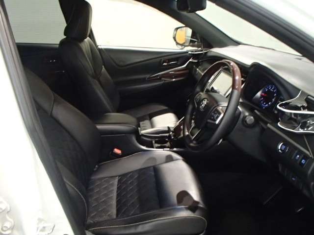 高いホールド性で運転姿勢が安定します。長距離ドライブでも疲れにくいのが魅力です。快適なドライビングライフをお送りください♪