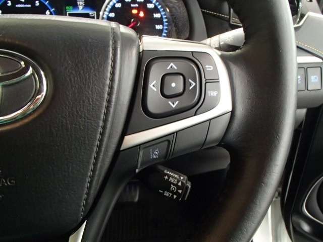 アダプティブクルーズコントロール機能付きです。走行中に先行車の様子を検知しながら、設定した車速の範囲内で先行車との距離のキープを支援します。詳細は販売店スタッフまでおたずねください。