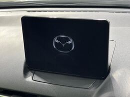 【純正ナビ】人気の純正ナビを装備しております。ナビの使いやすさはもちろん、オーディオ機能も充実！キャンプや旅行はもちろん、通勤や買い物など普段のドライブも楽しくなるはず♪