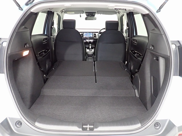 リアシートを畳めばレジャーやショッピングで威力を発揮する余裕の空間が出現。低床に加えて開口部が広いのが特徴です。広さと機能性を兼ね備えた魅力のラゲッジスペースです！