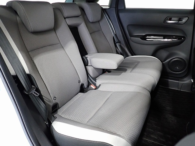 リアシートは3名乗車も可能ですが、2名の時にはセンターの大型のアームレストを使用してゆったりとくつろげるのでとても快適です。