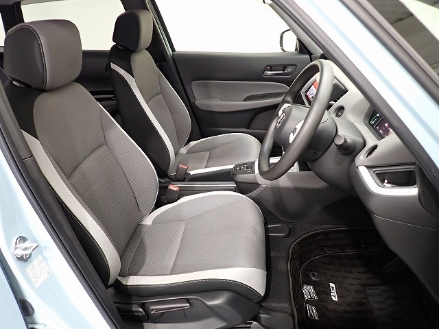 フロントは広々セパレートシート、運転席は、高さを調整できるハイトアジャスター付きです。