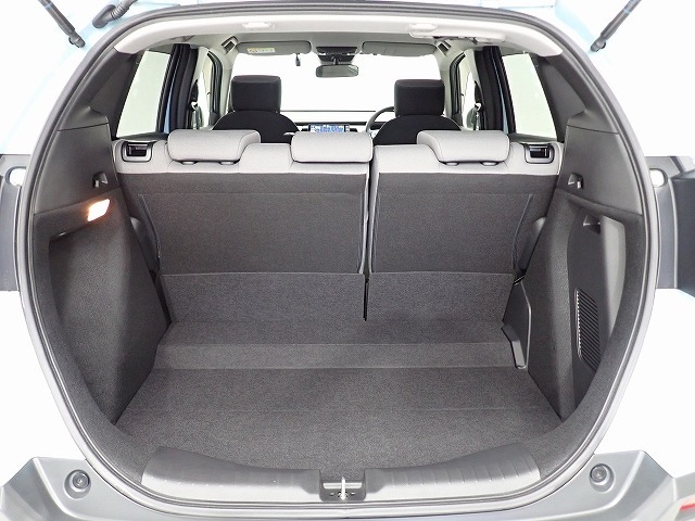 荷室は広いだけでなく、開口部が大きく低いので、荷物の積み降ろしもスムーズ！フル乗車でもしっかり荷物を収納出来るラゲッジスペースです。