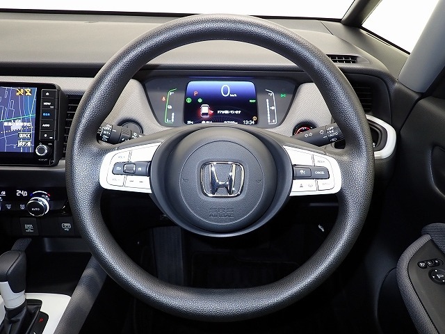 ハンドル左側にはオーディオ操作が出来るオーディオリモートコントロールスイッチ、右側にはHonda SENSINGとオートクルーズコントロールのスイッチを装備！