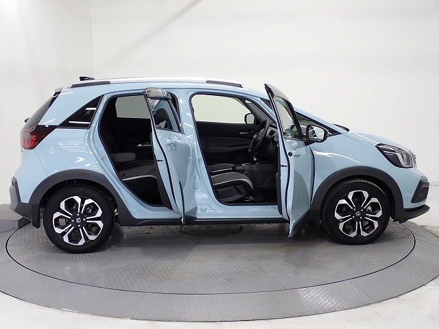 Honda独自のセンタータンクレイアウト、低床設計で床が低くドアも大きく開きますので、女性やお子様、ご年配の方にも一段と乗り降りがしやすくなっています。