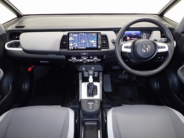 視界と視認性に優れたインパネまわりに統一感のあるデザインで全体をすっきりと。スイッチ類は見やすく分かりやすいレイアウトに。エンジンスタートはスタートボタンをワンプッシュ！