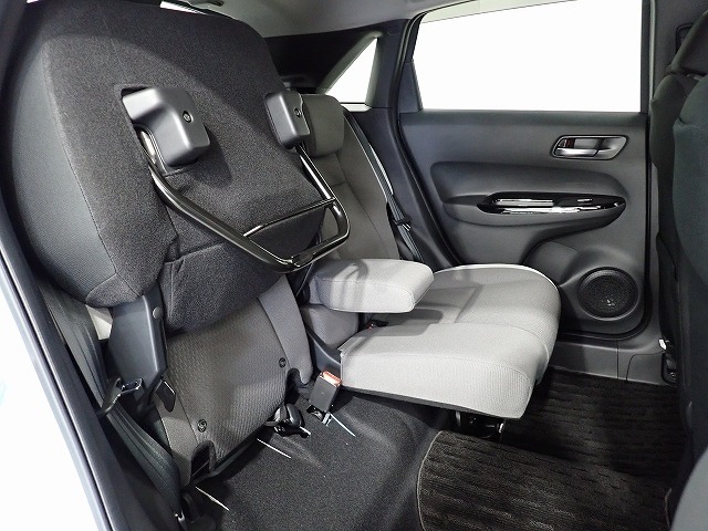 チップアップ、ダイブダウン機構付【 ウルトラリアシート 】は後席座面を左右分割で跳ね上げることができるので植木やベビーカーなど背の高い荷物をラクラク収納できます。ホンダ車ならではの人気装備です。