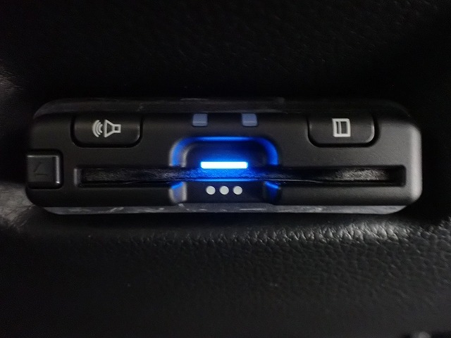 デザインスッキリのビルトイン『ETC』！高速道路の特典はもちろん、キャッシュレスなので料金所では徐行するだけで通過可能です！