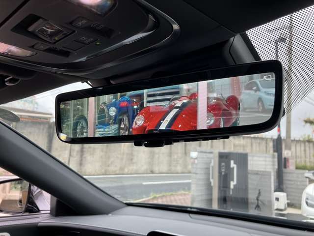 ◆デジタルインナーミラー◆車両後方カメラの映像をミラーのディスプレイに表示することで、後席の乗員やヘッドレストに遮られることなく、後方の安全確認が可能です。レバー操作で鏡面ミラーにも切り替え可能です。