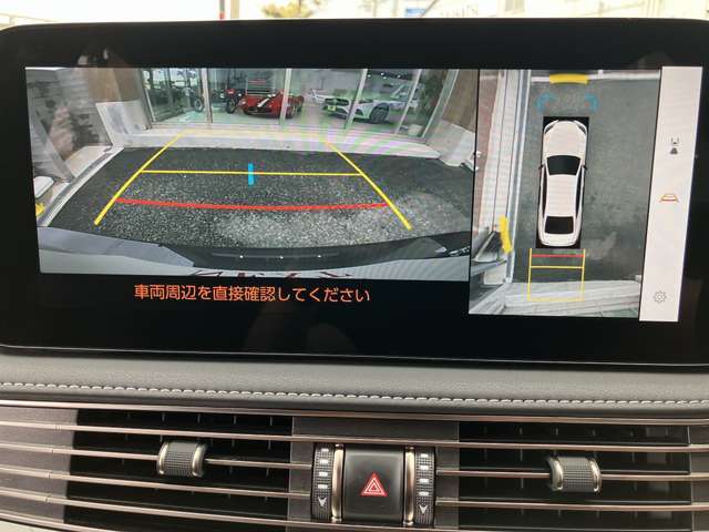 ◆パノラミックビューモニター◆車両の前後左右に搭載したカメラから取り込んだ映像を合成し、車両を上から見たような映像をディスプレイに表示。