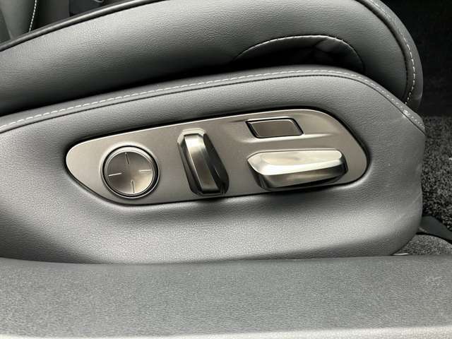 ◆運転席ポジションメモリー機能付きパワーシート◆3名分のシートポジションを記憶してくれます。