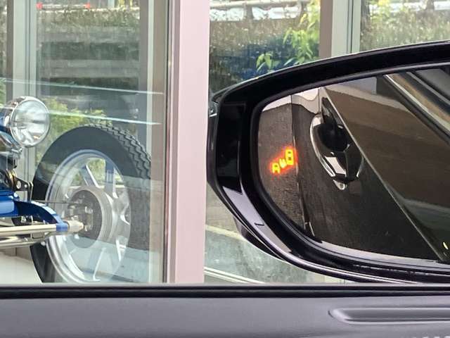 ◆ブラインドスポットモニター◆後側方エリアに存在する車両に加え、接近してくる車両も検知。ドアミラー内のインジケーターが点灯・点滅し注意を喚起します。