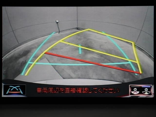 車庫入れや縦列駐車などの際に、後退操作の参考になるガイドラインをモニター画面に表示します。