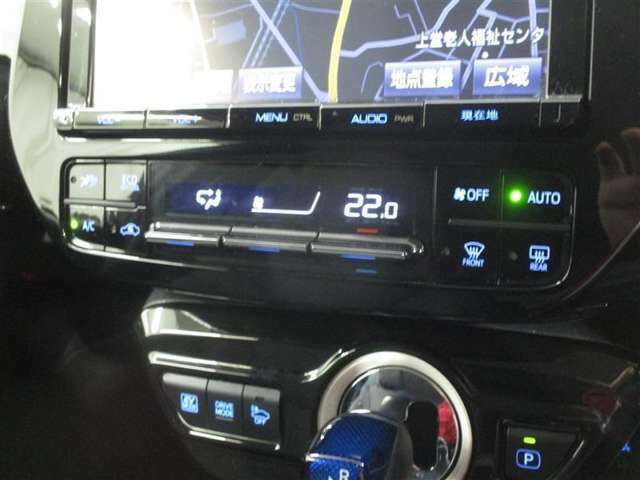 使いやすい位置に配置されたエアコンスイッチパネル。オートエアコンでいつも車内は適切な温度に保たれます。