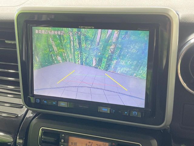 【バックカメラ】駐車時に後方がリアルタイム映像で確認できます。大型商業施設や立体駐車場での駐車時や、夜間のバック時に大活躍！運転スキルに関わらず、今や必須となった装備のひとつです！