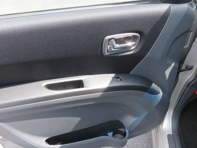 プライバシーガラスになっているので、車内のプライバシーは守られます。夏の日差しを和らげる効果もありそうですね。