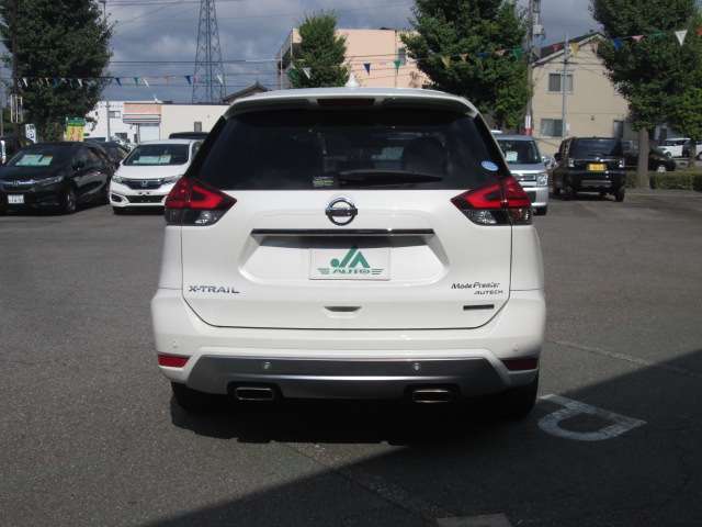 当店では新車販売も行っております。国産車・インポートカー問わず、全メーカーの全車種を取り扱います。各展示場には、各メーカの新車カタログが揃っております。