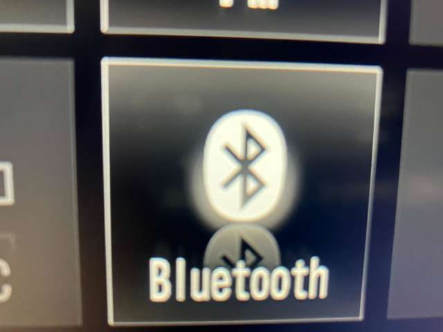 Bluetoothオーディオ対応可。お持ちのスマホやiPodなどとBluetooth接続して外部機器内の音楽などを車内で楽しめます。