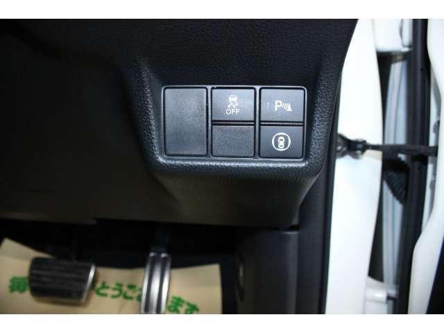 パーキングセンサーを装備し、障害物を感知してくれます。