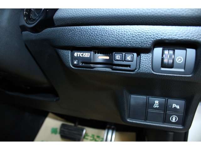 見た目もすっきりとしたビルトインETC2.0を装備しています。