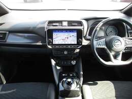 電気自動車ならではの静かなパワートレインに加えて、ボディの随所に遮音・吸音対策を実施。風切り音の発生を極力抑える空力設計などにより、別次元の静粛性を感じることができる運転席。