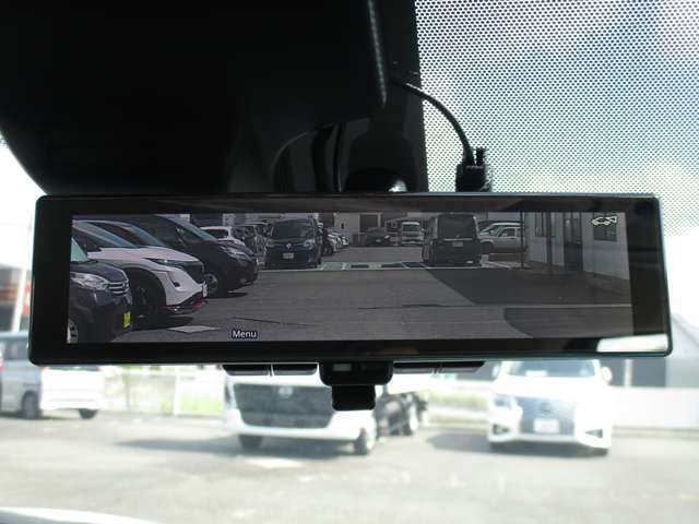 車両後方のカメラ映像をミラー面に映すので、車内の状況や天候などに影響されにくく、よりクリアな後方視界をディスプレイで得られるインテリジェントルームミラー。