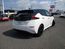 色はピュアホワイト3P/スーパーブラックの2トーンカラーです。日産の電動化を象徴するカッパー（銅）カラーをアクセントとした内外装の特別仕様です。