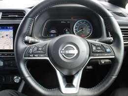 手に馴染んで握りやすい本革巻きハンドルには、オーディオ操作が出来るスイッチとクルーズコントロールのスイッチが並びます。