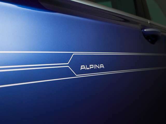 大きく「ALPINA」の文字が書かれたエアロパーツやボディ側面のデコラインがアルピナの証です。