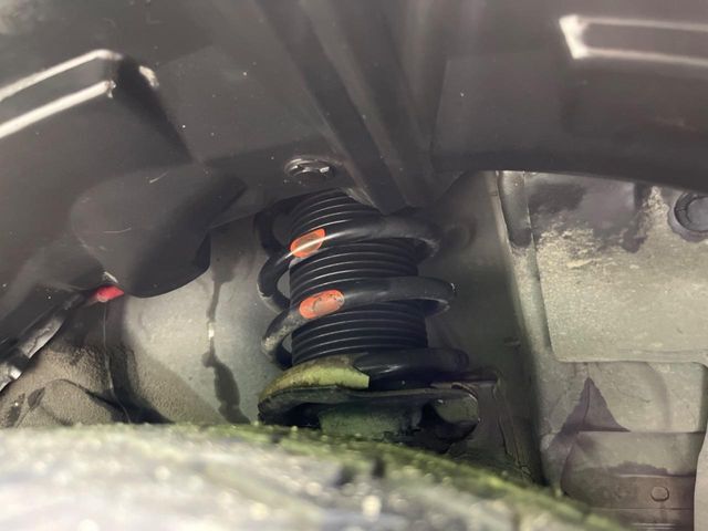 お車を安心してお乗りいただく為には、足回りの定期点検が欠かせません。サービスサポート（有償保証）では無料点検もご提供しており、安心のカーライフをお過ごしいただけるサポート体制が整っています。