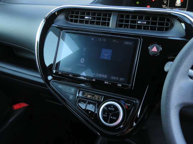 純正9インチナビ装備！フルセグ/CD/DVD/Bluetooth対応のナビが付いています！各種エンタテインメントがドライブをより盛り上げます。またオートエアコン装備なので車内の温度管理もばっちりです〇