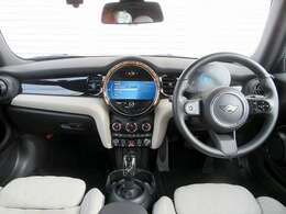 ◆インスツルメントパネルやインテリアトリムなどは、調和しなが洗練された室内を作り上げ、スイッチ類によって、優れた操作性をも実現。ドライバーの視線や動線を考え、人間工学に基づきデザインされています◆