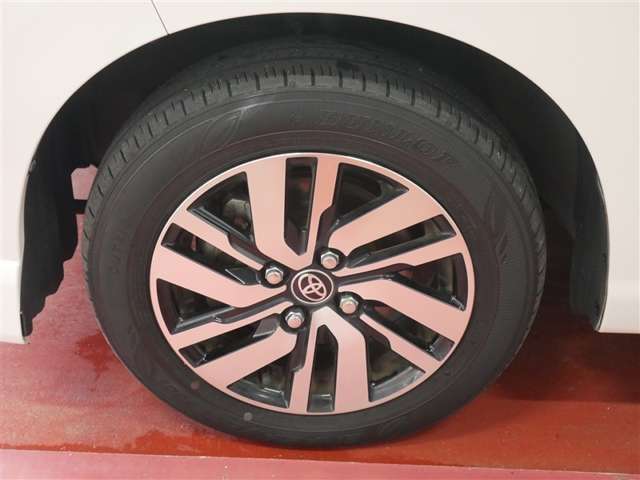 スポーティな印象を与える純正ホイールです。どこまでも走っていきたくなるようなデザインですね♪