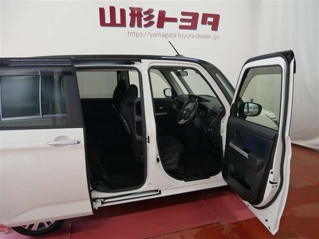 両側パワースライドドア付きだから、狭い駐車スペースなどでの 乗り降りラクラク！小さなお子さまのいるご家庭には嬉しい装備。