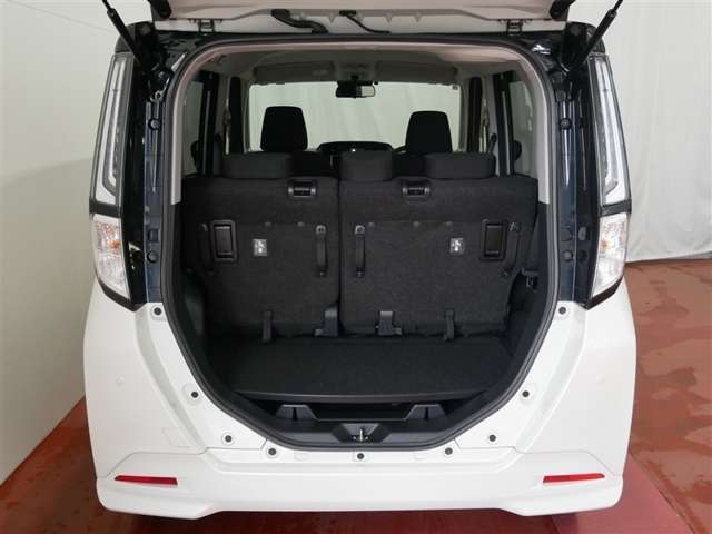 開口部の広いラゲージスペースは、荷物をラクラク積み込めます。